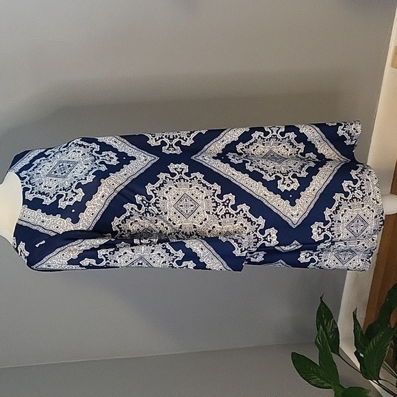 Haani Stretchy Blue & White Back Darts 3/4 Sleeve Pullover Shift Dress - Size M - Picture 2 of 6